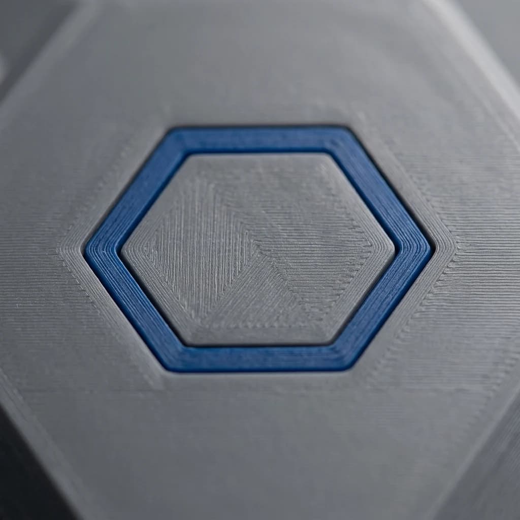Close de um logo em relevo na superfície da peça